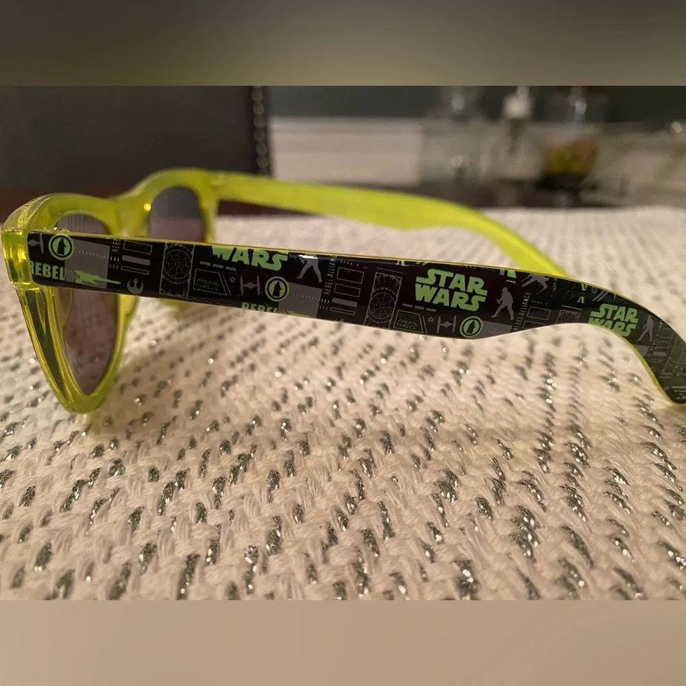 Star Wars kids sunglasses 😎 with protective carry bag and cleaning cloth